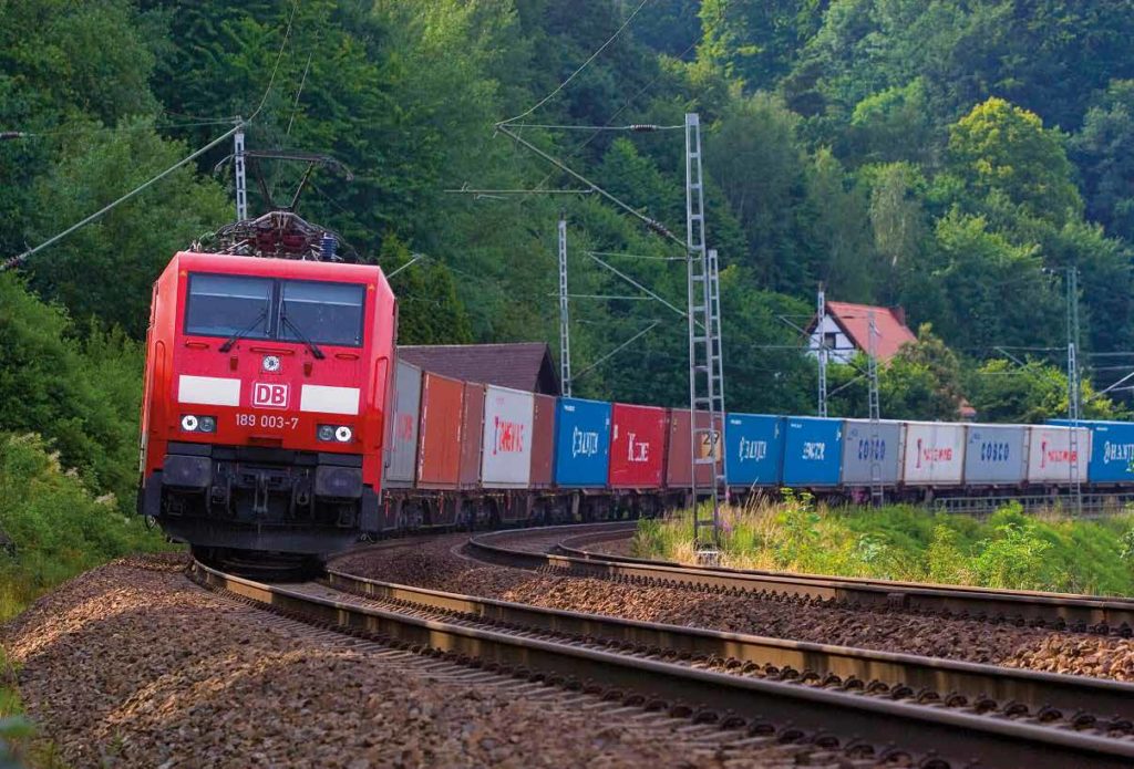 güterzug der deutschen bahn in grüner landschaft