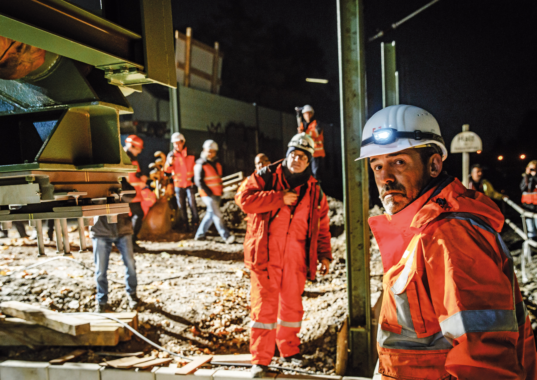 Bauarbeiten an einer Eisenbahnstrecke bei Nacht