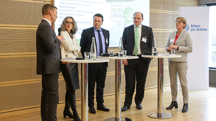 teilnehmer der abschlusskonferenz in einer podiumsdiskussion