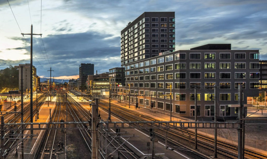 Gebäude im Bahnhofsareal von Zürich-Altstetten