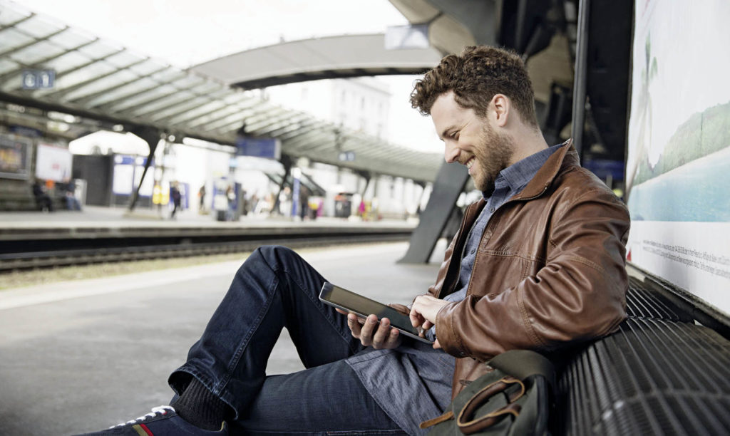 Smartphone Nutzer am Bahnsteig