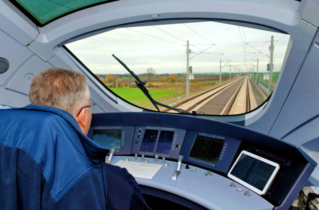 blick aus dem führerstand eines ice auf der Neubaustrecke VDE 8