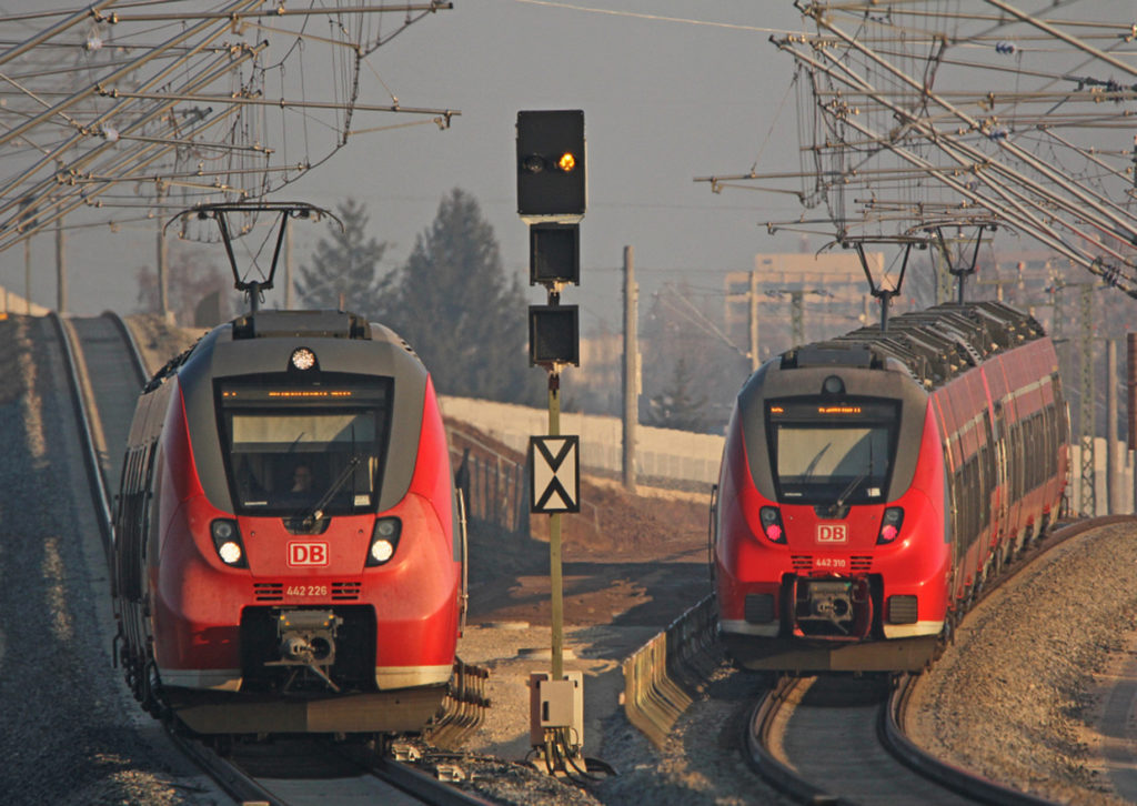 zwei Züge nebeneinander auf freier Strecke