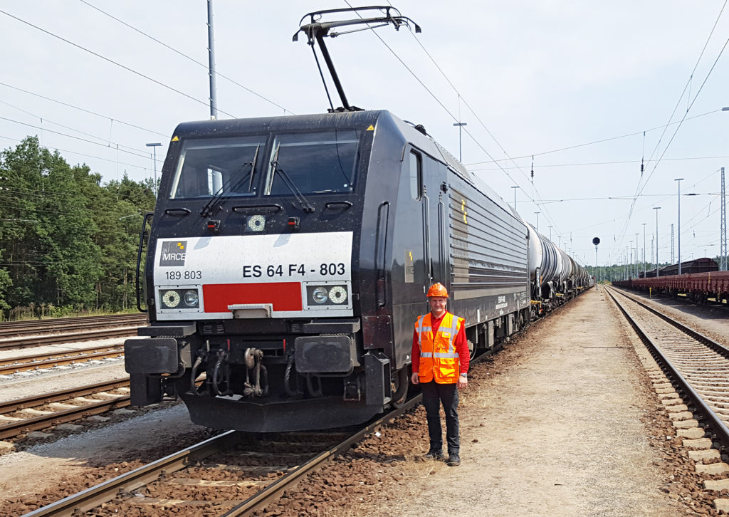 Triebfahrzeugführer neben dem Zug