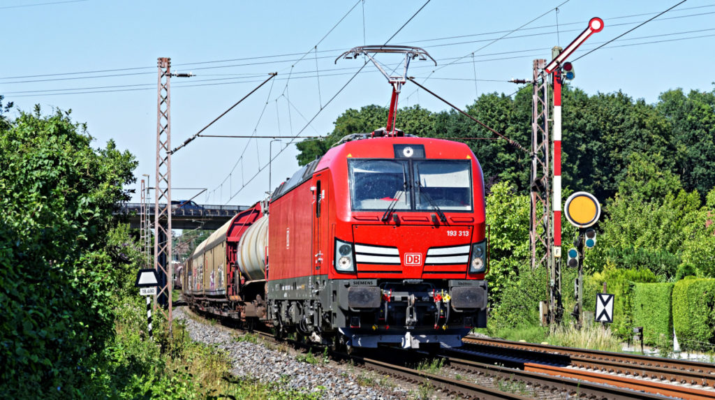 Lokomotive von DB Cargo mit einem Güterzug unterwegs