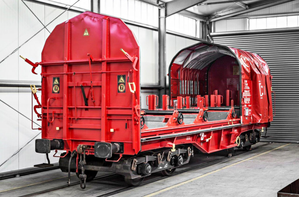 Güterwagen von DB Cargo in einem Hangar