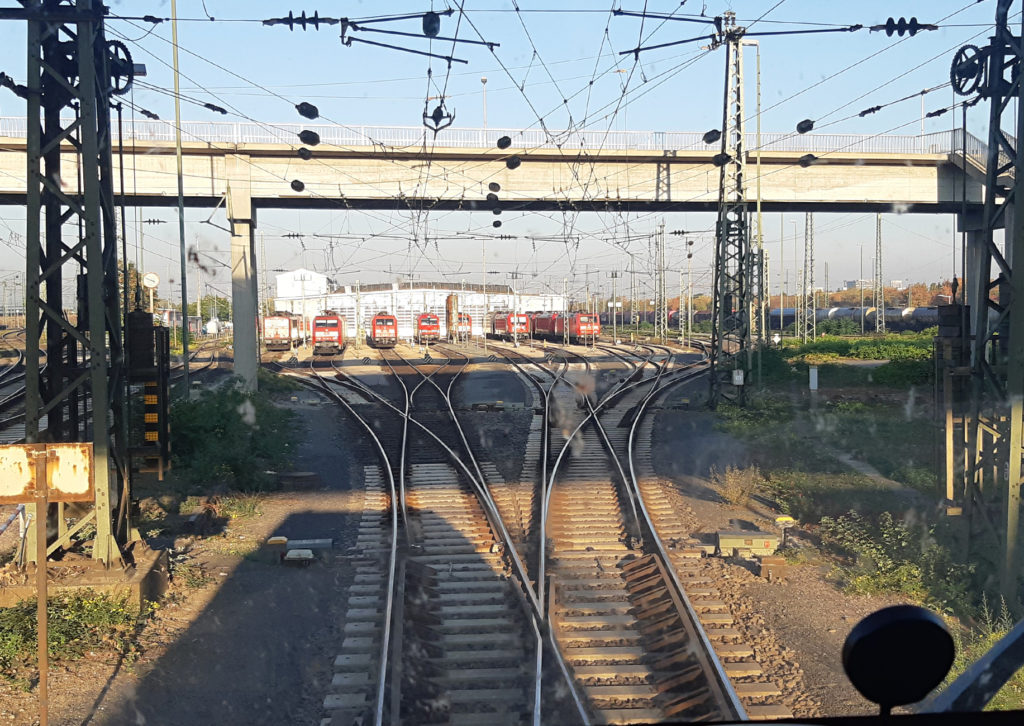 Blick auf Fahrweg und eine Brücke aus Sicht des Lokführers bei Einfahrt in einen Rangierbahnhof in Mannheim