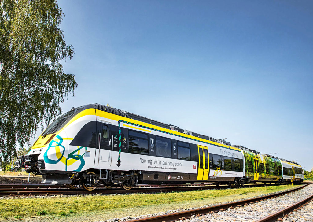 db regionalzug mit hybridantrieb auf einem gleis vor blauem himmel