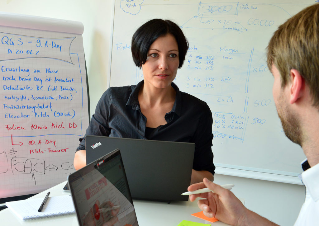 zwei büromitarbeiter in einer besprechung