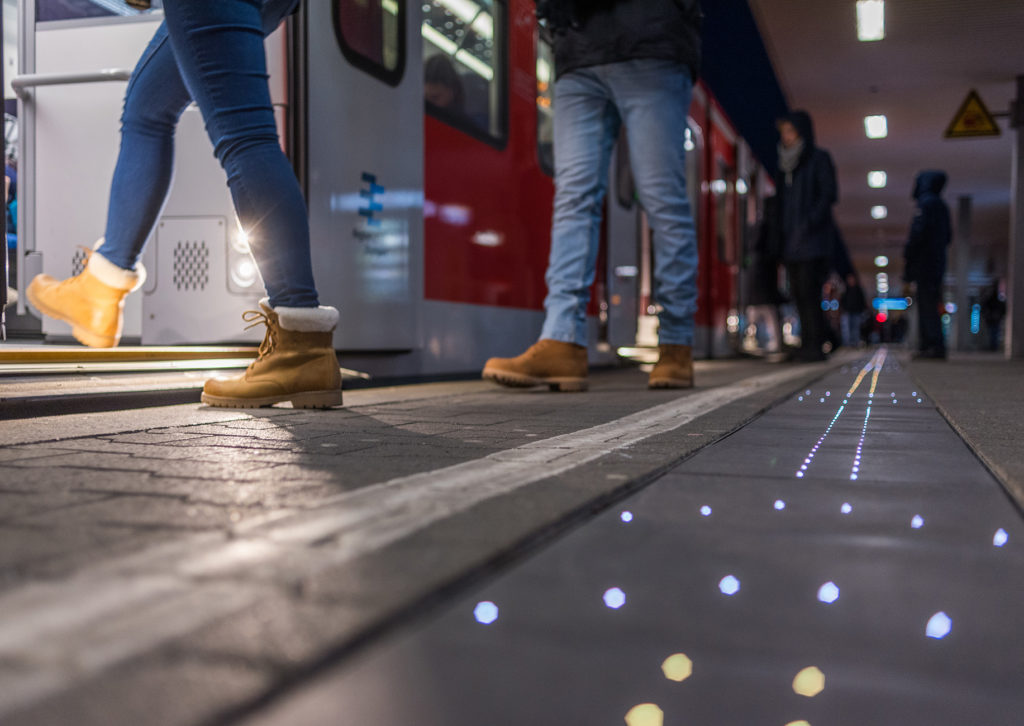 menschen am bahnsteig, die in einen zug einsteigen