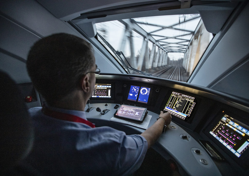 Triebfahrzeugführer unterwegs mit einem ICE 4