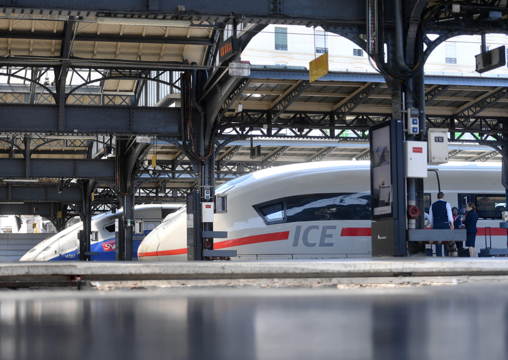 ICE und TGV-Züge im Bahnhof in Paris