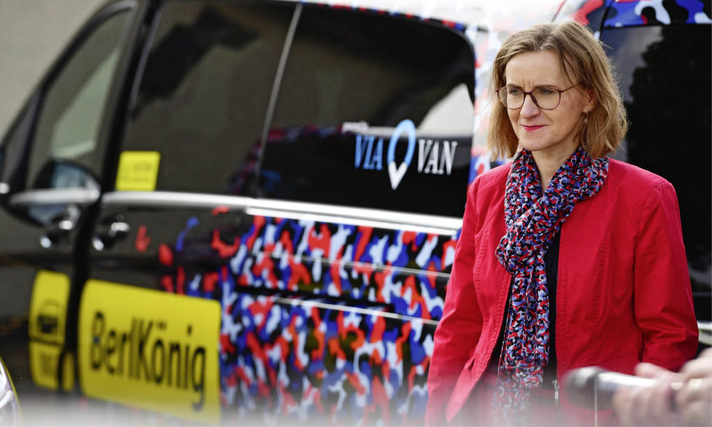 Sigrid Nikutta vor einem BerlKönig-Fahrzeug der Berliner Verkehrsbetriebe