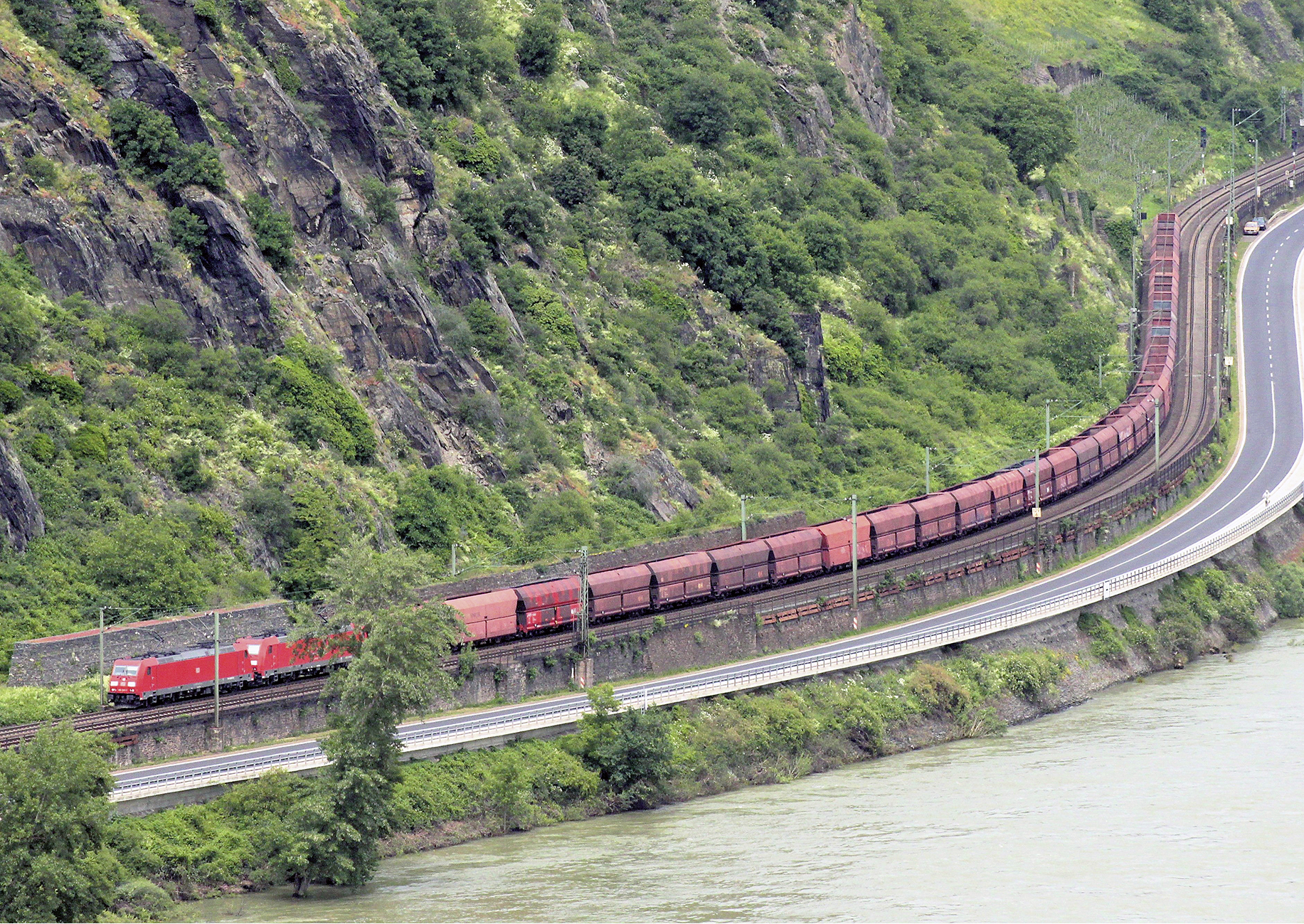 Güterzug im Mittelrheintal mit zwei E-Loks Baureihe 185 (Erzzug Rotterdam - Linz) bei Oberwesel (linke Rheinstrecke)