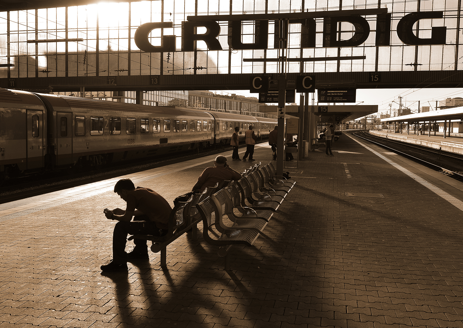 Teilansichten der Bahnsteighalle (große Gleishalle oder "Krupphalle") in München Hbf Foto am 27. September 2018.