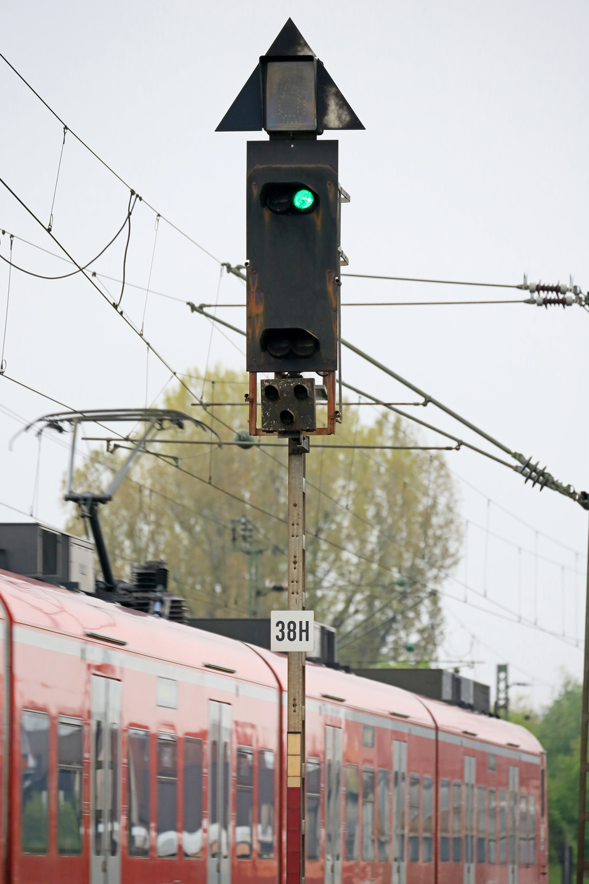 Hauptsignal 38H an der Einfahrt des Bahnhofes Graben-Neudorf aus Richtung Karlsruhe mit Hp 1 "Fahrt" und vorbeifahrendem Triebwagen der Baureihe ET 425 der DB Regio.