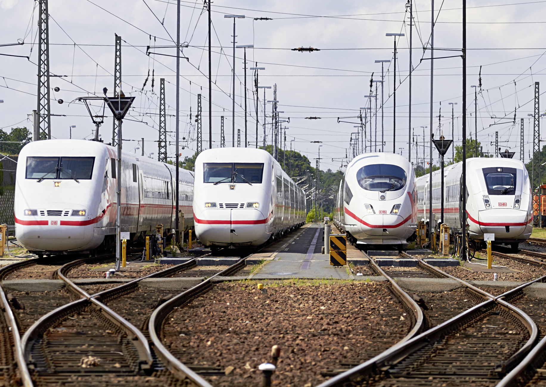 vier ICE im Bahnhofsvorfeld nebeneinander